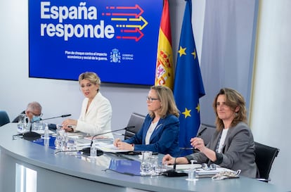 De izquierda a derecha, las vicepresidentas Yolanda Díaz, Nadia Calviño y Teresa Ribera presentan el plan de respuesta a la guerra en Ucrania, el martes en La Moncloa.