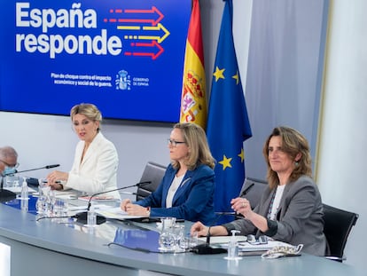 De izquierda a derecha, las vicepresidentas Yolanda Díaz, Nadia Calviño y Teresa Ribera presentan el plan de respuesta a la guerra en Ucrania, el martes en La Moncloa.