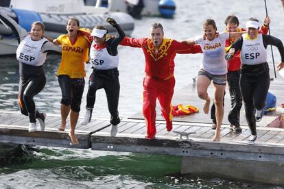 Las españolas, junto a su entrenador, se lanzan al agua felices por la victoria conseguida.