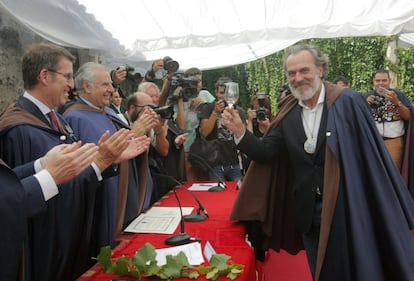 El presidente de la Xunta, Alberto Núñez Feijóo (i), aplaude al actor José Coronado (d), nombrado Caballero del Albariño, durante la LXV edición de la Fiesta del Albariño.