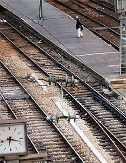 La estación de Saint Lazare, en París, desierta durante la tarde de ayer.