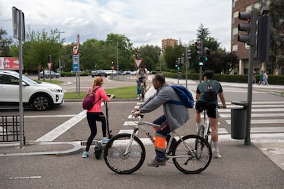 Usuarios de bicicleta y patinete en el carril que da acceso al puente de Poniente, en Valladolid.