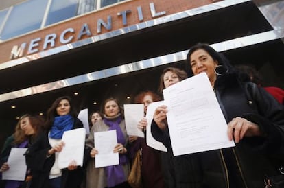 Grupo de mujeres inscriben su cuerpo en el Registro Mercantil.