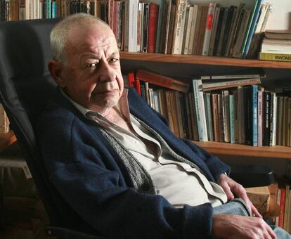 Andrés Rivera en su casa de Buenos Aires, en 2007.