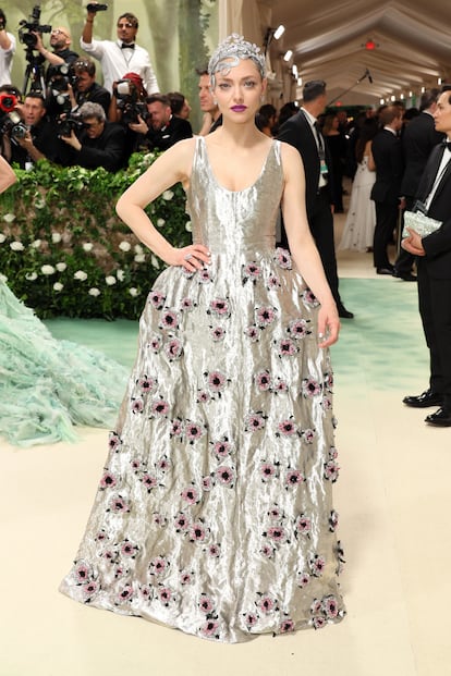 Amanda Seyfried se decantó por un vestido plateado con aplicaciones de flores de Prada. Las joyas y la tiara son de Chaumet.