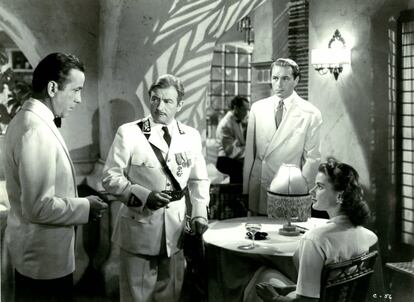 'Casablanca'. Michael Curtiz. 1942. 

Un aventurero de pasado antifascista roto por una historia de amor que vuelve a renacer en una Casablanca de cartón y piedra  nido de espías, de militares del Tercer Reich y  refugiados de todo el mundo. Hollywood  creaba una de las grandes historias de amor del cine y Bogart, como Rick Blaine, daba  vida a un héroe,  tipología a lo Hemingway, tratando de revivir su sueño  imposible con una luminosa Ingrid Bergman.