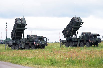 Baterías de sistemas de defensa antiaérea Patriot de las Fuerzas Armadas de Alemania, este lunes en el aeropuerto de Vilnius.