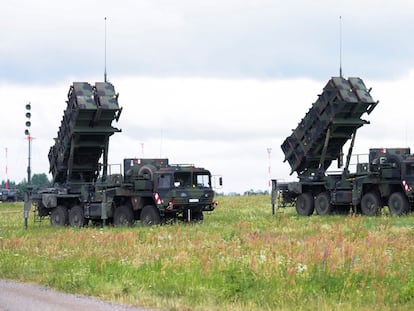 Baterías de sistemas de defensa antiaérea Patriot de las Fuerzas Armadas de Alemania, este lunes en el aeropuerto de Vilnius.