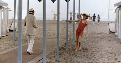 La playa es un paraíso de mirones. En 'Muerte en Venecia' el enfermo Von Aschenbasch se recrea en la contemplación del joven y rubísimo Tadzio. El muchacho es tan guapo que hace que el compositor no quiera tratarse su enfermedad y muera en la orilla viendo a su objeto de deseo. Tan exquisito como de costumbre, Visconti eligió la música de Mahler para el dramático momento.