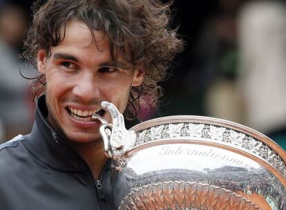 Rafael Nadal con el trofeo de Roland Garros