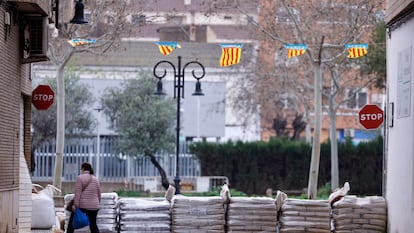 En la imagen, un dique improvisado con sacos de arena levantado en las calles colindantes al barranco de la Saleta con motivo del aviso naranja por riesgo importante de lluvias del pasado mes de marzo.