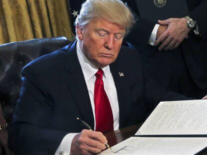 Donald Trump, firmando varias &oacute;rdenes ejecutivas, entre ellas una para revisar la &#039;ley Dodd-Frank&#039;.