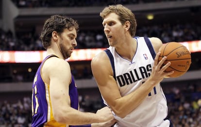 Dirk Nowitzki y Pau Gasol disputan una pelota.