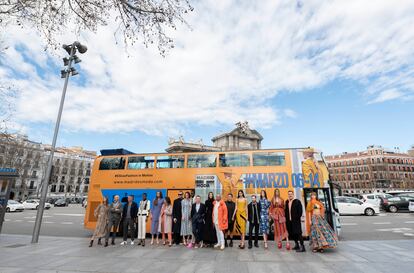 El autobús con modelos y diseñadores nacionales de Madrid es Moda, el 4 de marzo de 2022 en la Puerta de Alcalá de Madrid.