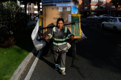 Una mujer recicladora en Bogotá. 