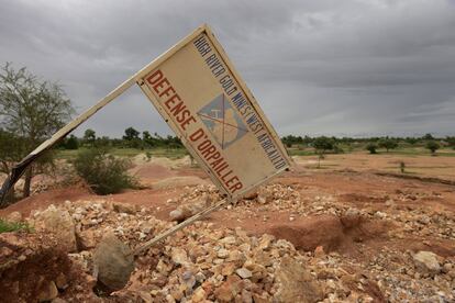 A causa de las grandes crisis alimentarias, en Burkina Faso se multiplican las minas de oro artesanales, una actividad que allí se conoce como 'orpaillage'. En la mina de Zemse, como en todas las demás, un cartel avisa de que esta es una actividad ilegal, pues son tierras pertenecientes a explotaciones de grandes compañías mineras. Las autoridades suelen mirar hacia otro lado salvo en época de lluvias, cuando insisten en el cese de la actividad debido al alto riesgo de colapso del subsuelo.