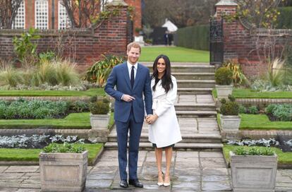 Em novembro de 2017 chegou o noivado. Harry e Meghan anunciaram seu casamento iminente posando juntos nos jardins do Palácio de Kensington, no centro de Londres.