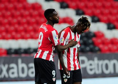 Los hermanos Williams, Iñaki, a la derecha, y Nico, en el partido ante el Valladolid.