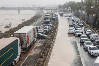 Una carretera colapsada por la Dana en Valencia, este miércoles.