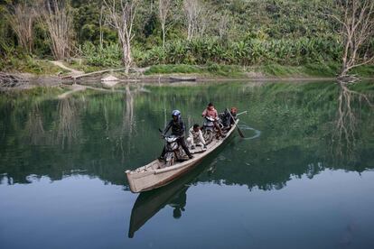 Un barquero transporta en su bote de madera a los médicos de MAM con sus motocicletas, imprescindibles para llegar a los pacientes que viven en las zonas más remotas de esta región de Myanmar.
