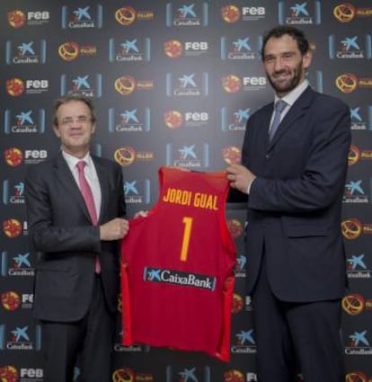 Jordi Gual, presidente de CaixaBank, y Jorge Garbajosa, presidente de la Federación Española