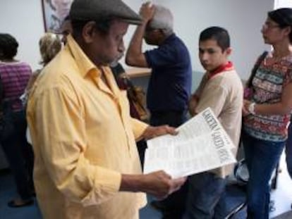 Un hombre lee la Gaceta Oficial este viernes 24 de enero de 2014, a la salida de la Imprenta Nacional de Caracas (Venezuela).