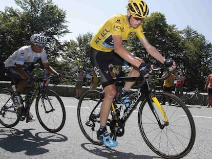 Quintana inteta resistir la aceleración de Froome en el Soudet, durante la décima etapa del Tour.