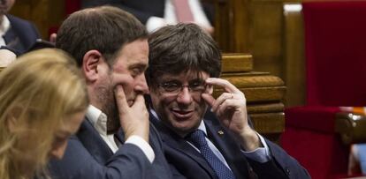 Carles Puigdemont, junto a Oriol Junqueras (i).