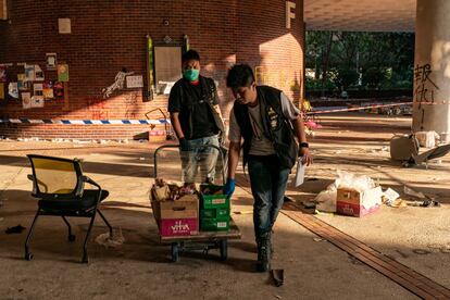 Agentes de la policía tras requisar pruebas contra los manifestantes en el interior de la universidad, este jueves.,