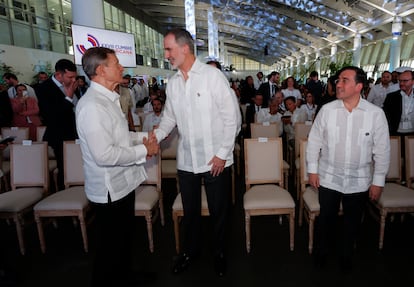 El ministro de Exteriores del Gobierno de España, José Manuel Albares (d), y el rey de España, Felipe VI (c), asisten a un foro empresarial en el marco de la XXVIII Cumbre Iberoamericana, en Santo Domingo, el 24 de marzo de 2023