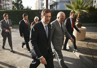 El primer ministro portugu&eacute;s, Pedro Passos Coelho (c), a su llegada al encuentro con sus socios sobre di&aacute;logo social.