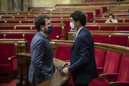 Pere Aragonès i Damià Calvet en el ple del Parlament.
