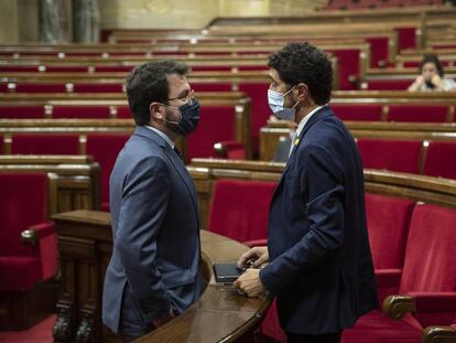  Pere Aragonès i Damià Calvet en el ple del Parlament.