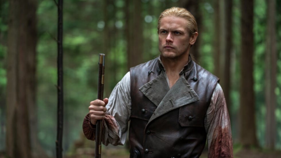 Jaime Fraiser pasea por un bosque en un capítulo de la octava temporada de 'Outlander'.