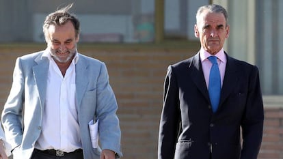 Mario Conde, a la derecha, tras salir de la c&aacute;rcel.