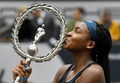 Gauff besa el trofeo de campeona en Linz.