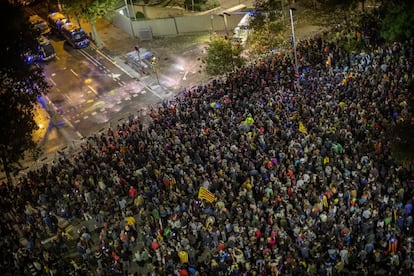 Centenares de personas piden la dimisión del conseller de Interior, Miquel Buch, en una concentración ante la sede de su departamento en Barcelona, mostrando globos de colores al secundar una convocatoria de los autodenominados Comitès de Defensa de la República (CDR).