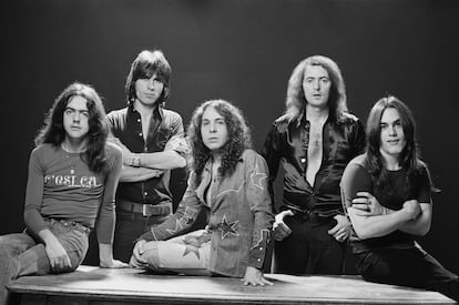 El grupo Rainbow, en 1976. Desde la izquierda, Jimmy Bain (bajo), Cozy Powell (batería), Ronnie James Dio (voz), Ritchie Blackmore (guitarra) y Tony Carey (teclados).
