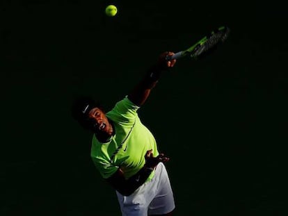 Nadal saca durante un partido en el Masters de Miami.