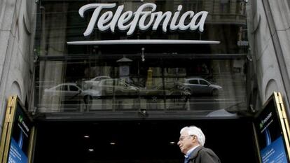 Un hombre pasea por la antigua sede de Telefónica, en Madrid