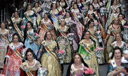 Desfile de falleras en una calle de Valencia.