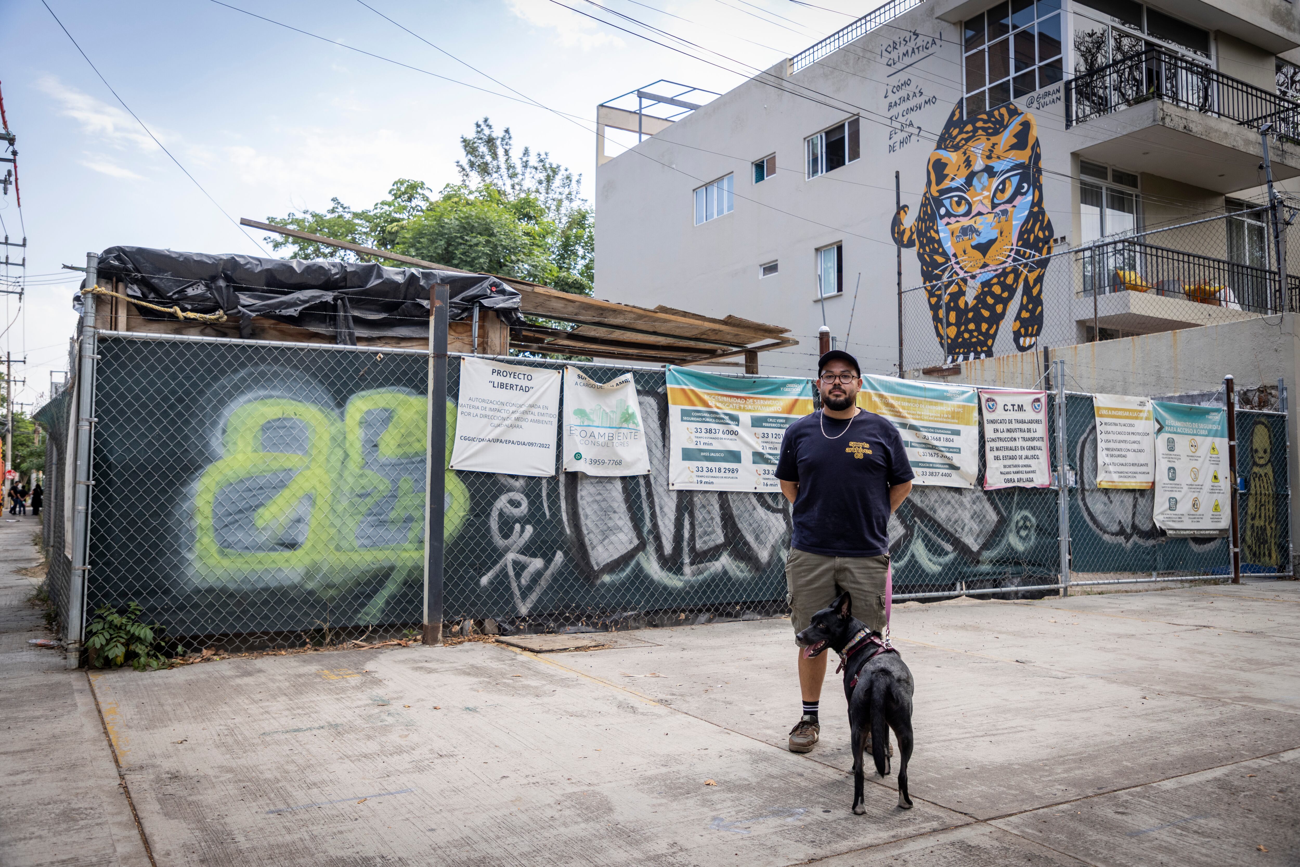 Luis Xavier Andrade, integrante de la asociación de vecinos Comunidad Americana, afuera del Proyecto Libertad.