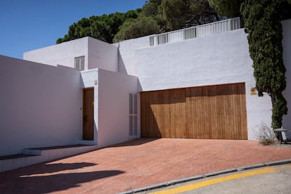 La façana de la Casa Rovira, vista des del carrer