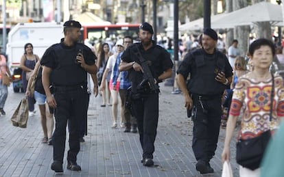 Mossos d'Esquadra Catalan regional police officers armed with anti-terrorist equipment on patrol in Barcelona.