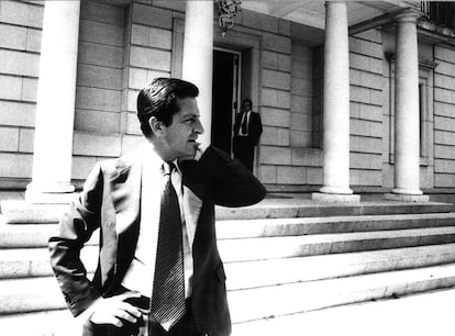 Adolfo Suárez, presidente del Gobierno, espera a pie de las escalerillas de la puerta del palacio de La Moncloa a Felipe González, secretario general del PSOE, el 27 de junio de 1977.