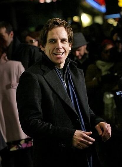 Estas fiestas van a resultar especialmente dolorosas para Ben Stiller. Y no precisamente por la crisis y el precio de los regalos ni de los banquetes propios de las celebraciones, sino porque el actor ha tenido un pequeño accidente que le ha acarreado dolor del verdadero. Fue mientras practicaba <i>snowboard</i>, el día de Nochebuena, que Stiller se cayó sobre su propia muñeca, la que resultó fracturada y el actor tuvo que ser llevado de urgencia al hospital Mount Sinaí de Nueva York. Sin embargo, Stiller no le ha dado demasiada importancia, ya que esa misma tarde se le vio con el brazo escayolado haciendo compras en la avenida Madison.