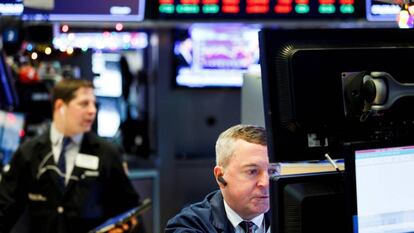 Vista de agentes de bolsa trabajando en la sede de la Bolsa de Nueva York.