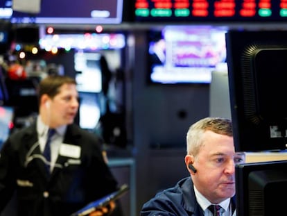 Vista de agentes de bolsa trabajando en la sede de la Bolsa de Nueva York.