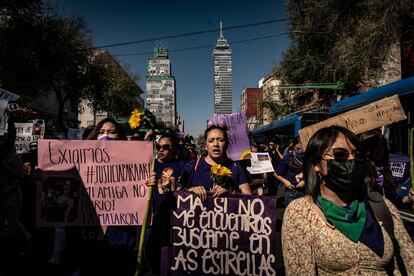 Familiares y amigos de Ariadna marchan hacia la Fiscalía General para exigir justicia por el feminicidio de la joven, este lunes.