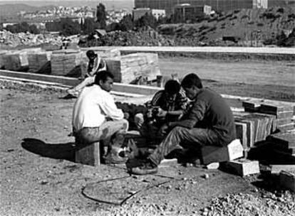 Inmigrantes trabajando en la futura estacin de Renfe de Sant Andreu.